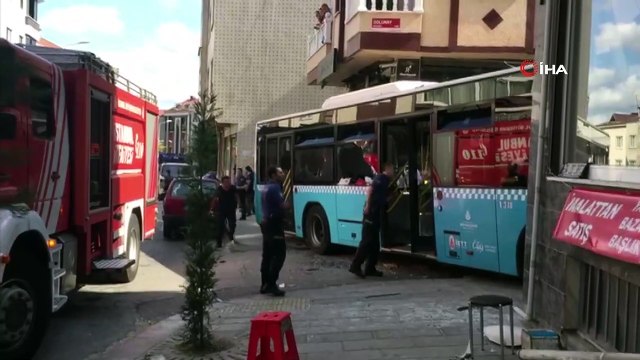 Gaziosmanpaşa'da kontrolden çıkan halk otobüsü bir evin duvarına çarptı. Kazada yaralılar olduğu öğrenilirken, olay yerine polis ve sağlık ekipleri sevk edildi.
