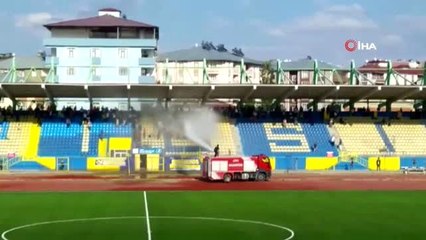 Ağrı'da sıcaktan bunalan taraftarı itfaiye serinletti