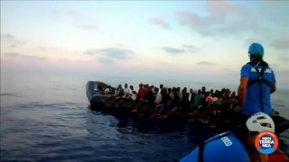 Földközi-tenger: folyik a mentés, Salvini még aláír
