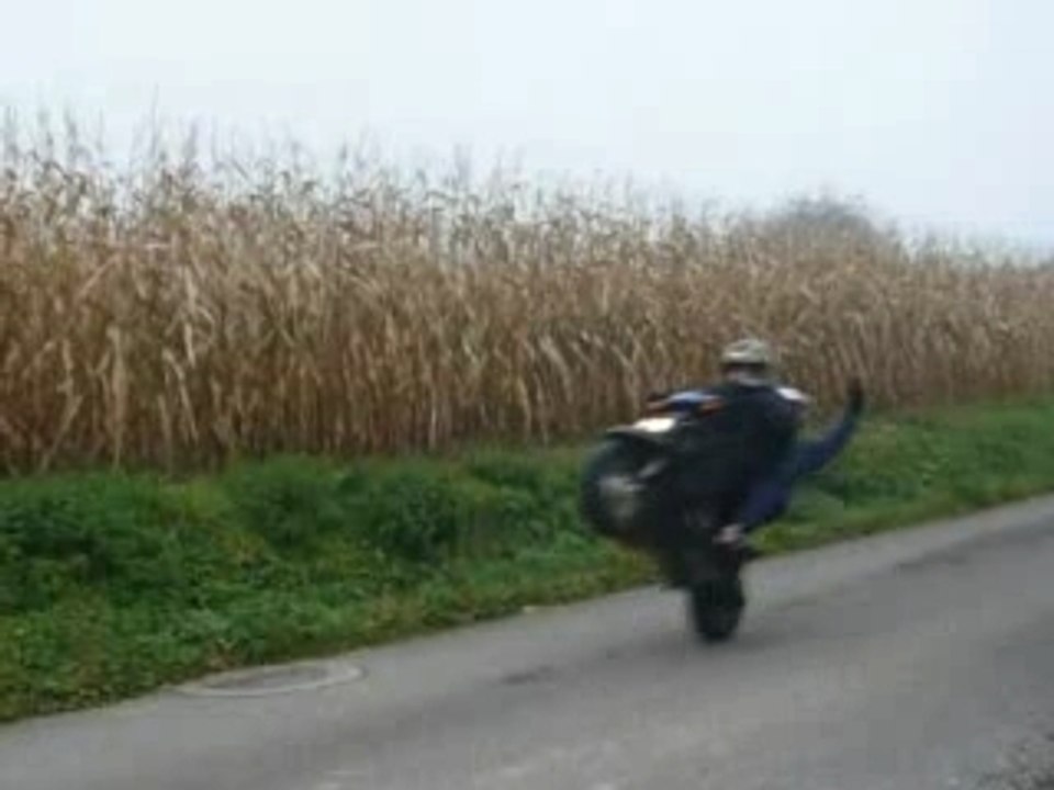 wheeling a 2 en scoot mbk booster !!