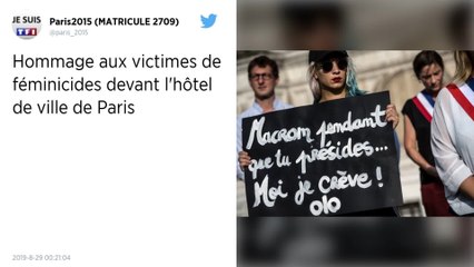 Un hommage aux victimes de féminicides devant l’hôtel de ville de Paris