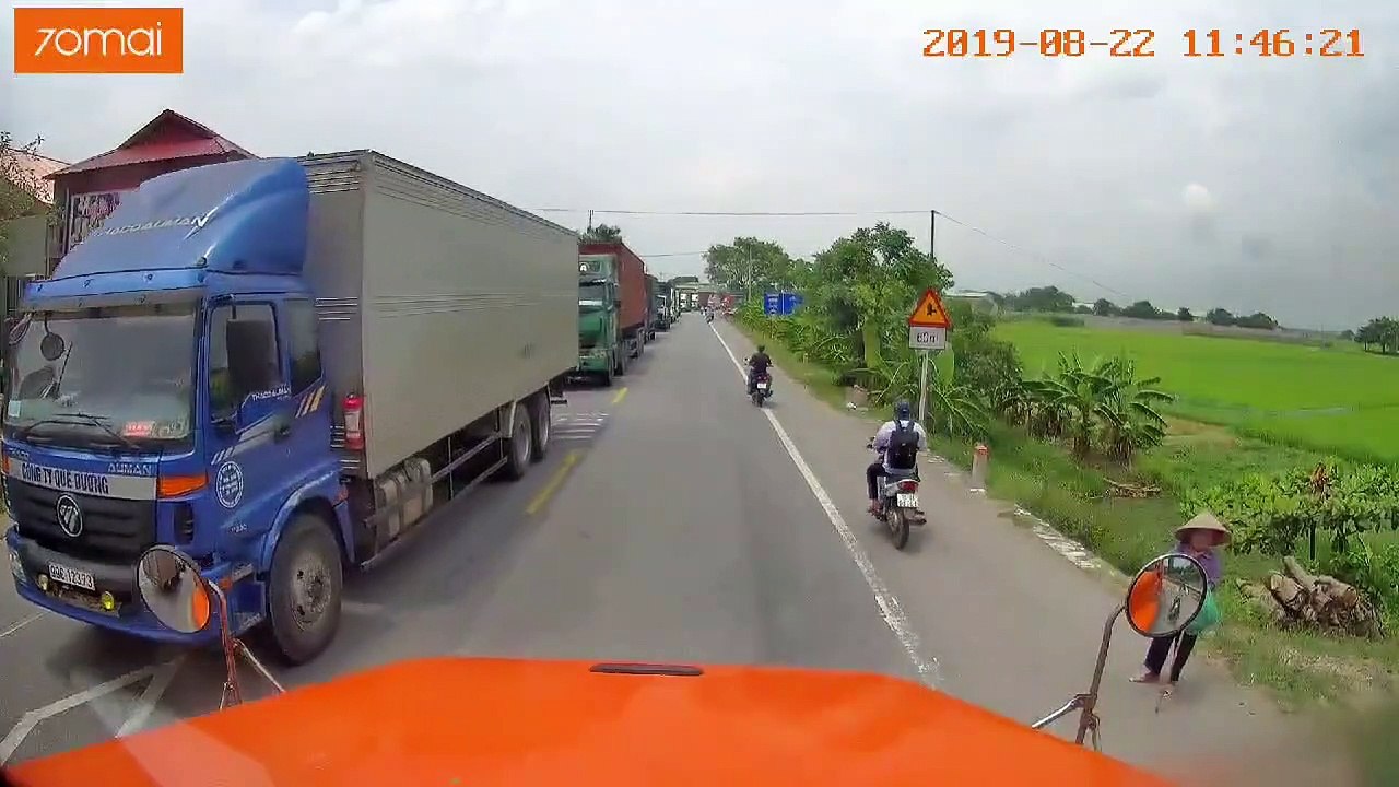 Ấm lòng trước hành động bất ngờ của lái xe Container với cụ già qua đường