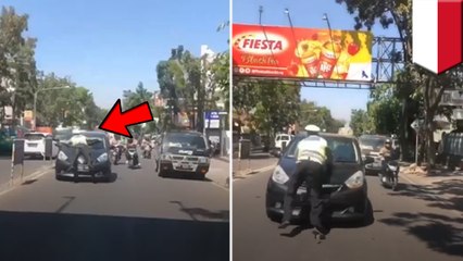 警察官をボンネットに乗せて走行 インドネシア - トモニュース