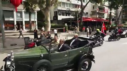 Bağdat caddesi'nden Dolmabahçe'ye klasik otomobillerle '30 Ağustos' zafer geçidi