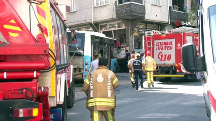 Gaziosmanpaşa’da halk otobüsü apartmana çarptı