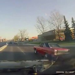 VÍDEO: Parece que a este coche se le ha adelantado la revisión