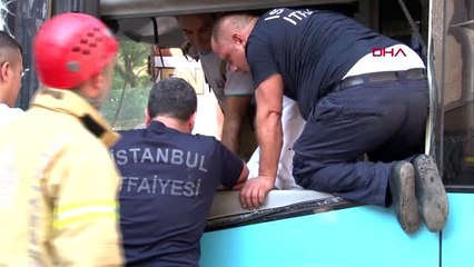 Gaziosmanpaşa'da halk otobüsü kaza yaptı