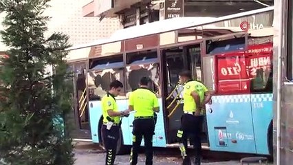 Otobüs kontrolden çıktı, apartmana çarptı