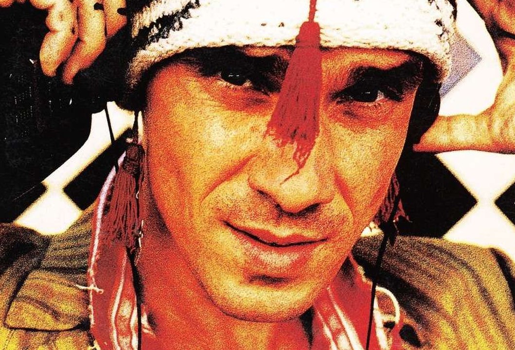 En 1998, Manu Chao présente « Clandestino » chez Radio Nova