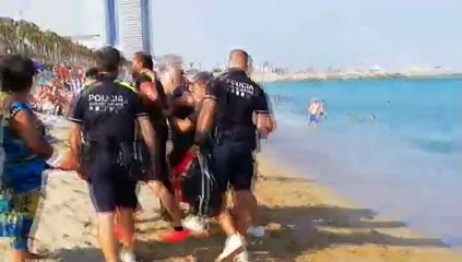 Policías se lanzan al mar en La Barceloneta para detener a un delincuente