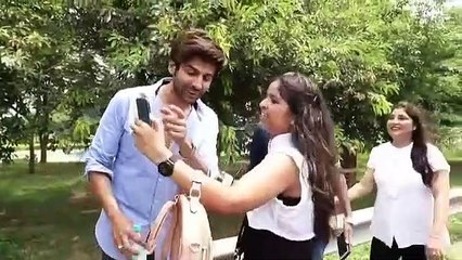 कार्तिक आर्यन की दीवानगी में फैन