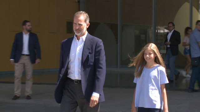El rey Felipe VI y la infanta Sofía abandonan el hospital