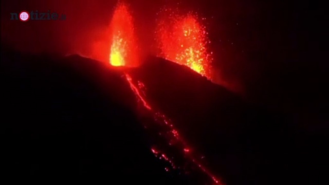 Stromboli, il vulcano erutta anche di notte | Notizie.it