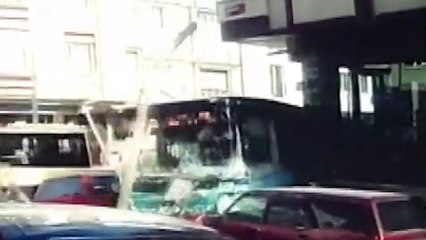 Önce elektrik direğini söktü, sonra mobilyacıya girdi