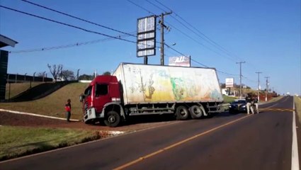 Caminhão cai em valeta ao acessar empresa na marginal da BR-277