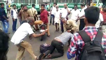 பயணியை சுற்றி சூழ்ந்து சரமாரியாக தாக்கிய அரசு டிரைவர், கண்டக்டர்கள்.. திண்டுக்கல்லில் ஷாக்! வீடியோ