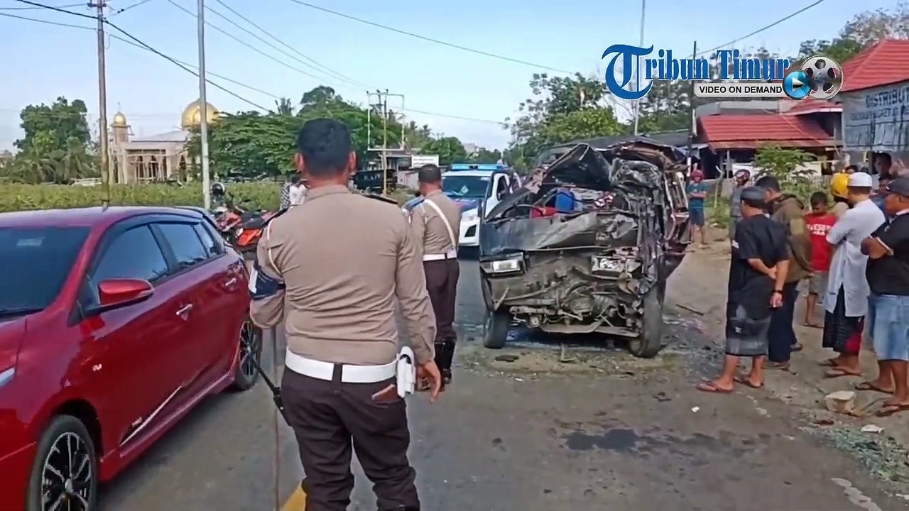 Lihat Petepete di Wajo Ringsek Gara-gara Tabrak Truk Tongkang Parkir, 3 Orang Meninggal