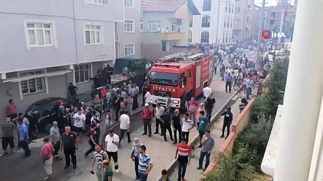 Bina çatısında alev alev yandı...Çatıyı saran alevler yan binaya sıçradı