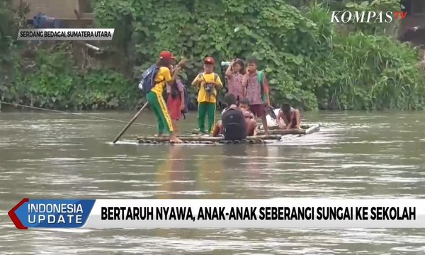 Bertaruh Nyawa, Anak-Anak Seberangi Sungai ke Sekolah