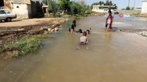 Çocuklar göle dönen sokakta böyle yüzdü