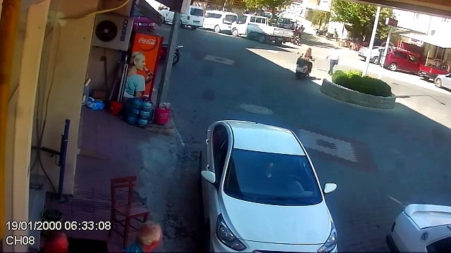 Çanakkale'de acemi sürücü, motosikletle aynı yayaya iki kez çarptı