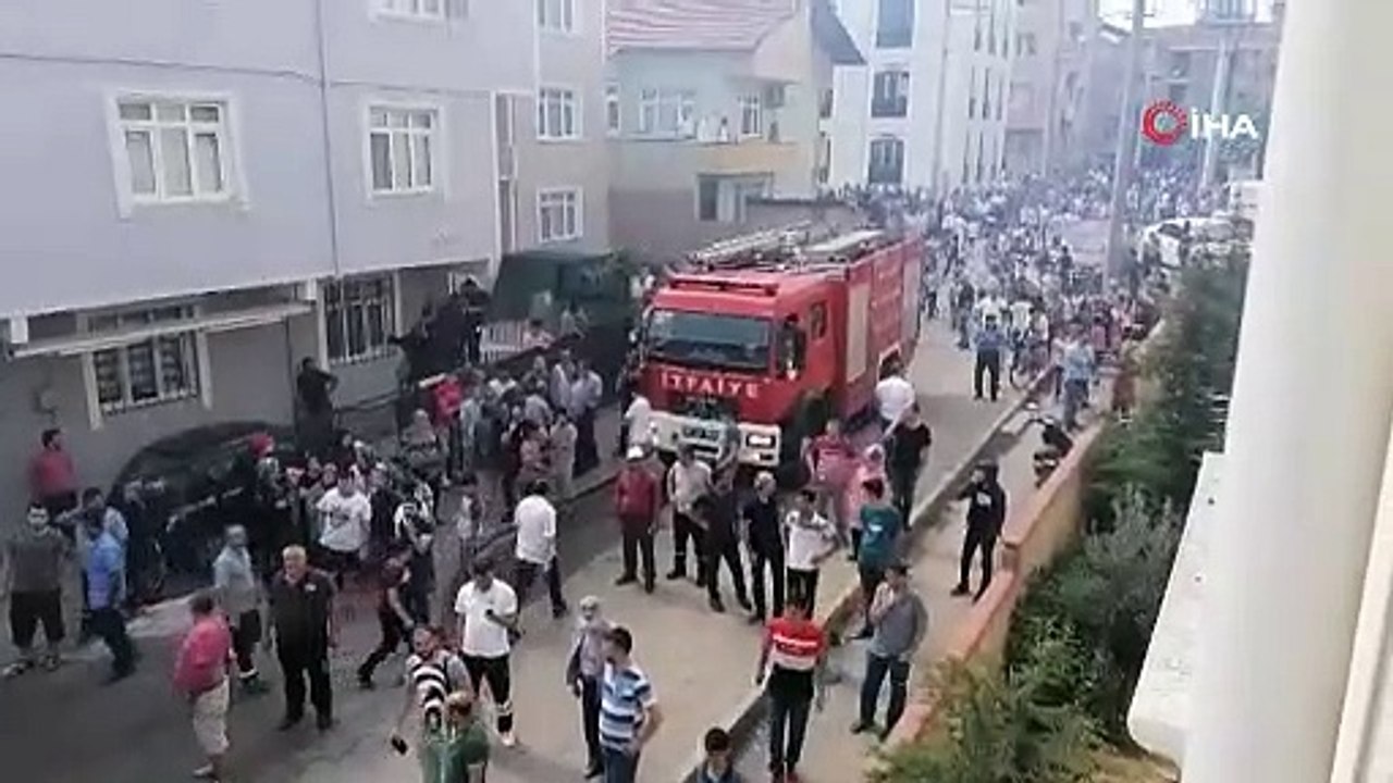 Karşı şeritteki arabanın tepesine çıktı: 10 yaralı