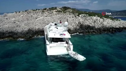 Kaş'ta kayalıklara çarpan lüks tekne havadan görüntülendi