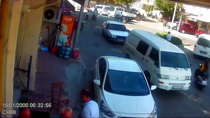 Acemi sürücü, motosikletle aynı yayaya iki kez çarptı - ÇANAKKALE