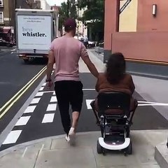 अक्षय लंडन मै अपनी माँ के साथ समय बिताते दिखे