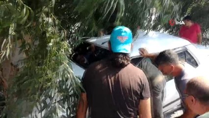 Söke'de ağaca çarpan otomobilin sürücüsü ağır yaralandı