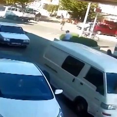 Motosikletli kadın, aynı kişiye 10 saniyede 2 kere çarptı