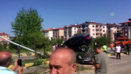 Kaza yapan iki otomobilden biri diğerinin üstüne çıktı - BARTIN