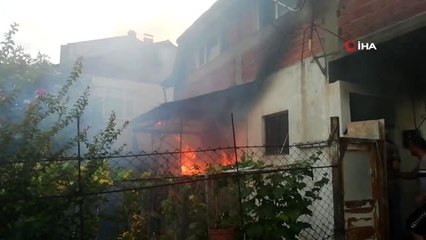 Video herunterladen: Körfez ilçesinde bir evin balkonu alev alev yandı