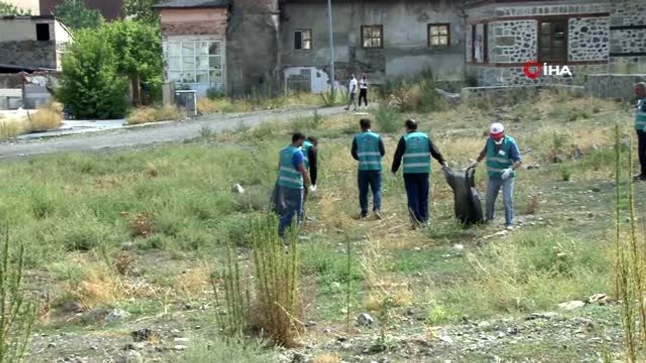 Denetimli serbestlik yükümlüleri tarihi mekanları temizledi