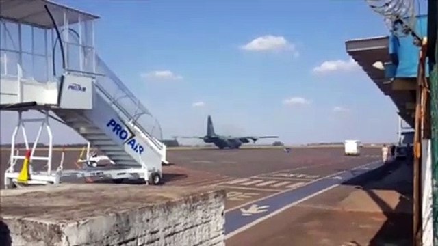 Avião da FAB pousa em Cascavel trazendo detentos do Sistema Penitenciário Federal