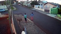 Morador divulga imagem de câmera de segurança para encontrar cachorrinho