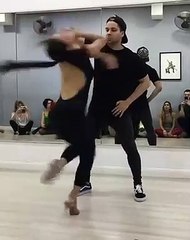 Ce danseur fait tourner sa partenaire comme un Hand spinner