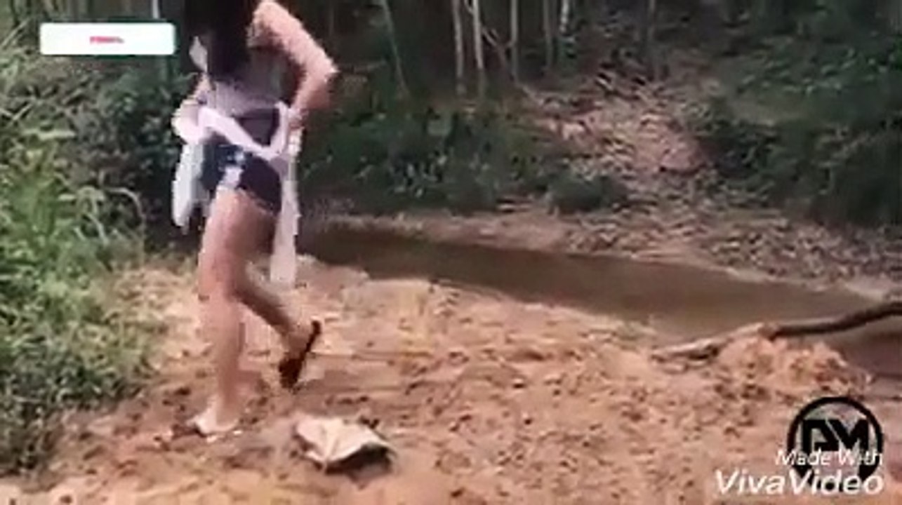 Après cette blague elle n'ira plus jamais se soulager dans les bois... Flippant