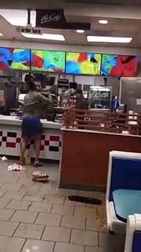 Elle devient folle et détruit un McDonald's parce qu'il n'y a plus de McFlurry !