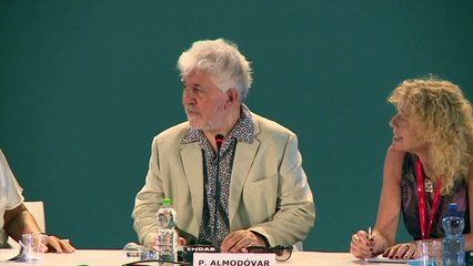 Almodóvar recibe en Venecia el León a la Carrera como un "acto de justicia poética"