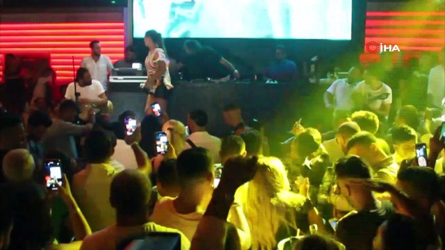 Demet Akalın Bodrum'da güneş gözlükleriyle sahne aldı