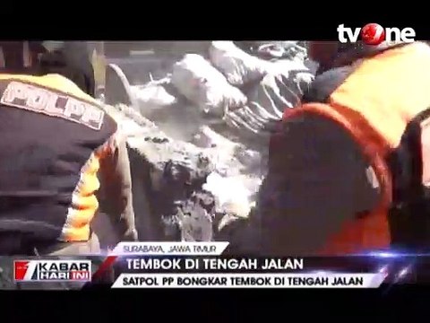 Satpol PP Bongkar Bangunan di Tengah Jalan