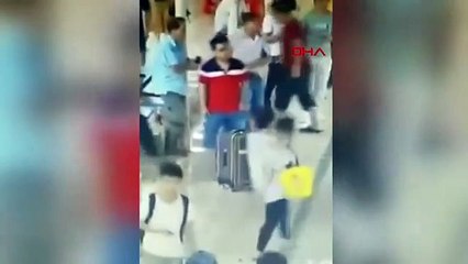 Küçük kız, otobüs altında kalmaktan ramakla kurtuldu