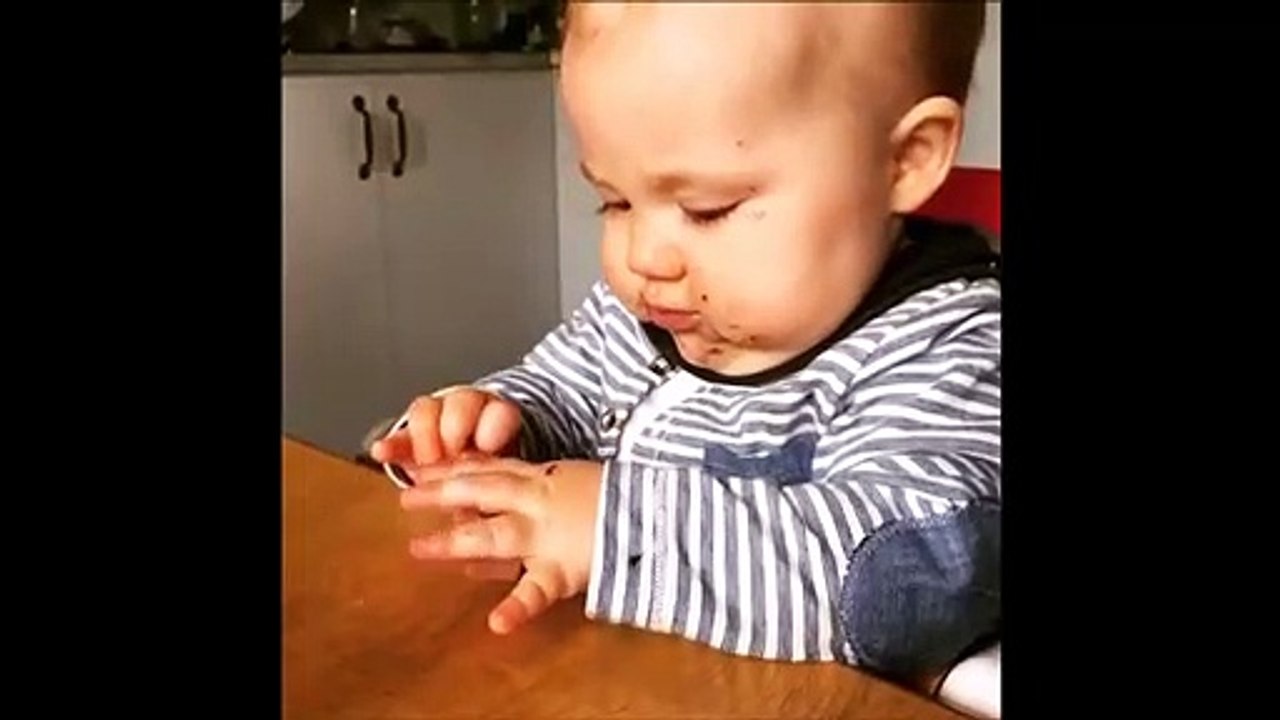 Ce papa effraye son bébé en faisant un rot