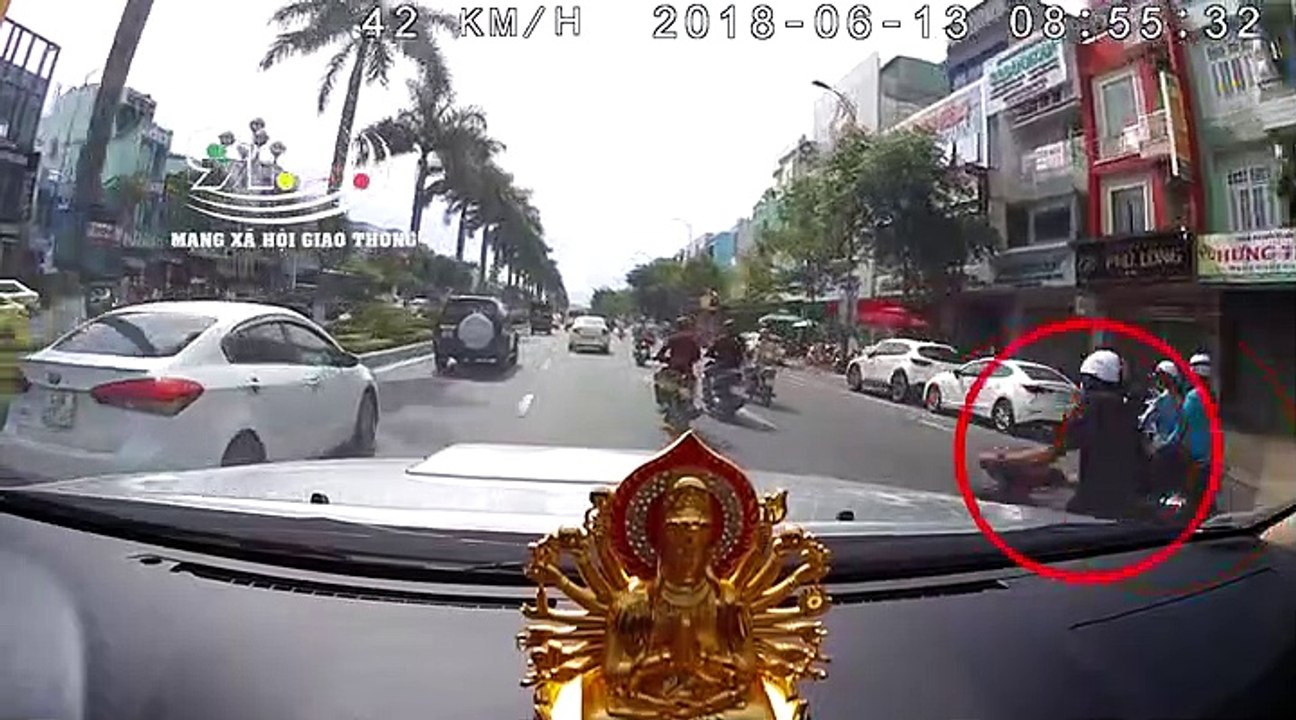 Thanh niên chạy xe máy lạng lách đánh võng nhận cái kết đắng