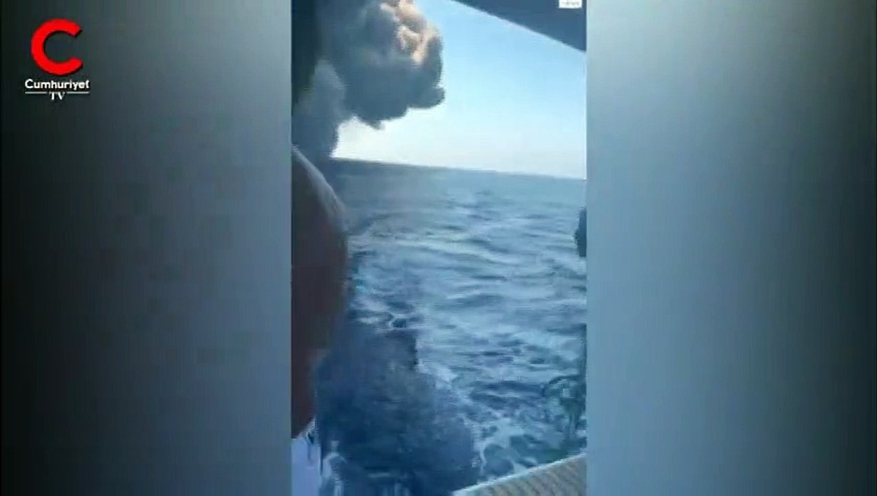 İtalya Stromboli Yanardağı'nda patlama! Bot ile kaçan kişilerin yaşadığı panik anı kamerada