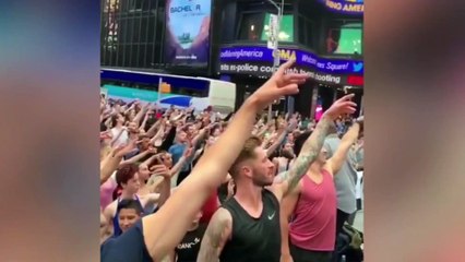 Moqué sur sa passion du ballet,  300 hommes dansent pour soutenir le prince George !