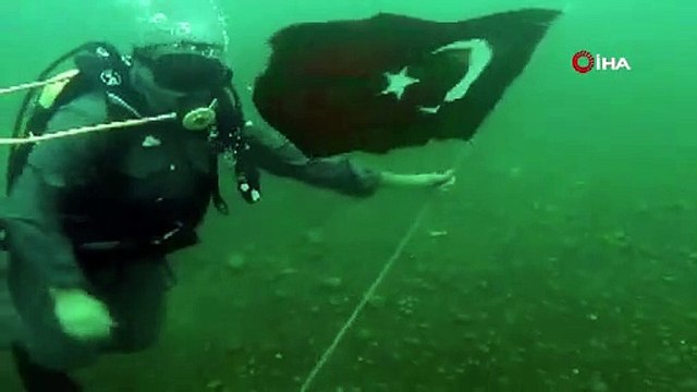Van Gölü'nün derinliklerinde Zafer Bayramı'nı kutladılar