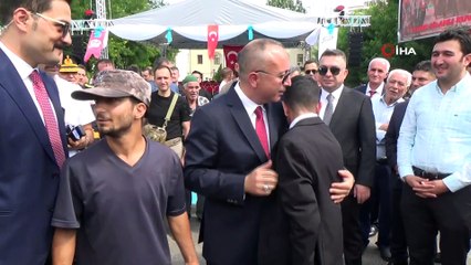 Kavgalı iki engelliyi Vali Atik törende barıştırdı