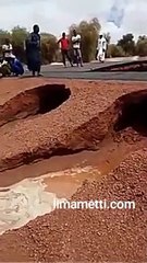Matam : L'eau sépare la route en deux pendant le passage des voitures